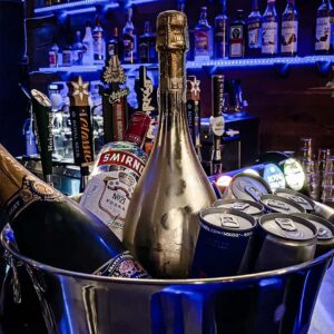 Cafe i Kolding - Opdækket bord med champagne og drinks