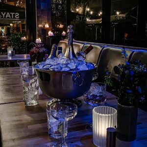 Cafe i Kolding - Opdækket bord med champagne og drinks