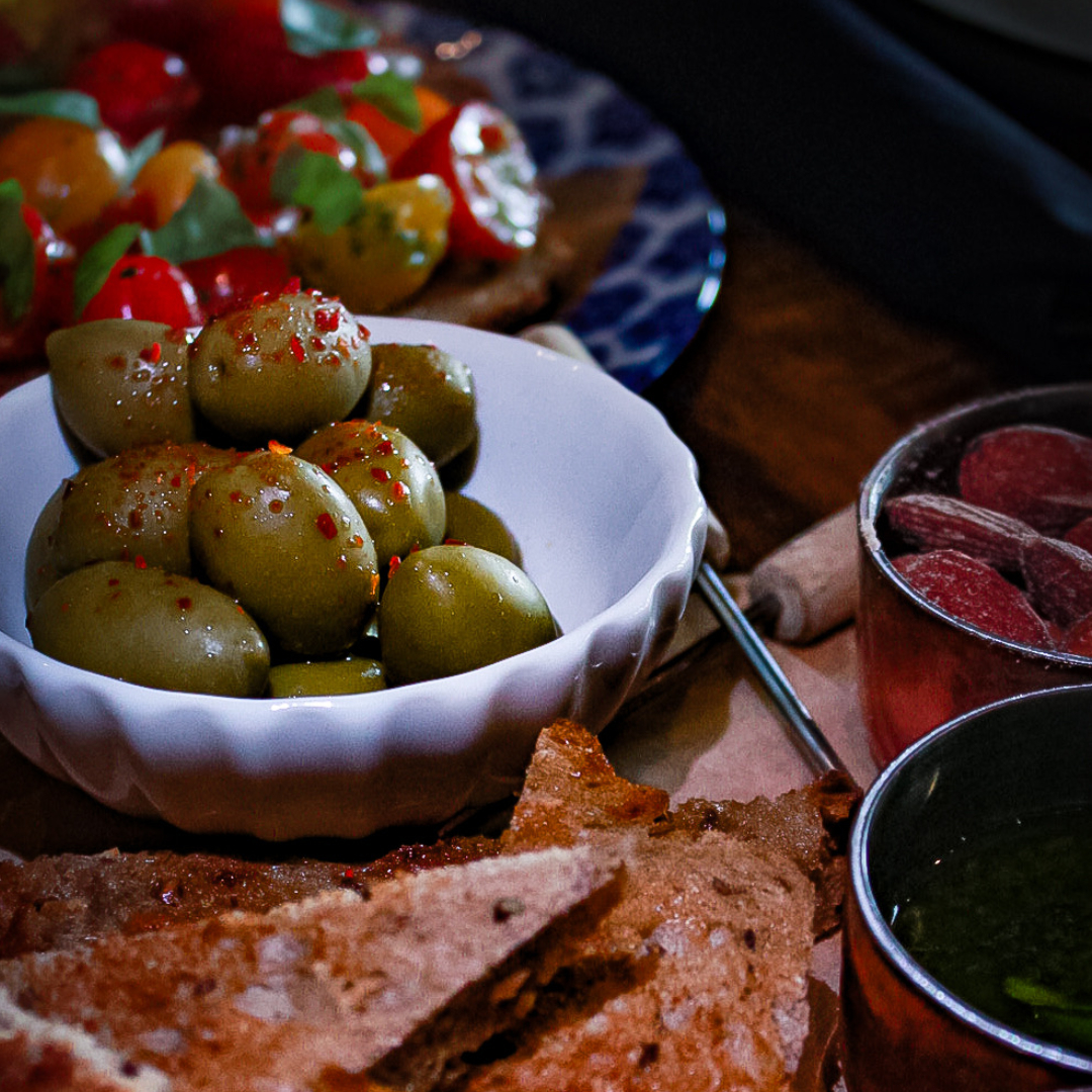 Tapas i Kolding - Snack fad med oliven, brød og mandler