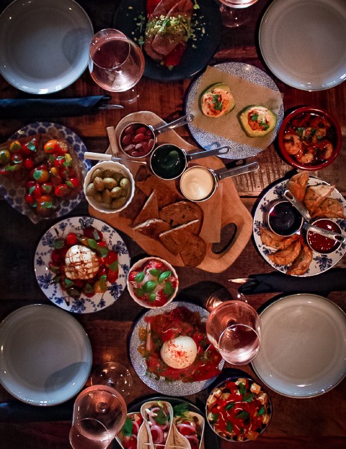 Cafe i Kolding - Opdækket bord med rødvin og flere tapas retter